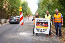 Auf dem „Trassen-Abschnitt“ der Landstraße 1020 zwischen Gerstungen und Oberellen mussten erneut Teile der Fahrbahn gesperrt werden. einfügen (Foto: v.l.n.r.: Marco Gerlach (Gemeinderat aus Oberellen), Daniel Steffan (Bürgermeister), Michael Stück (Bauhofleiter) ©Karen Hartung trasse 3.0