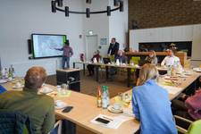 Bauamtsleiter Thomas Hennicke informierte über ein akutes Problem in Bezug über eine Brücke über die ICE-Strecke ©Karen Hartung ministerbesuch sch tztrasse1