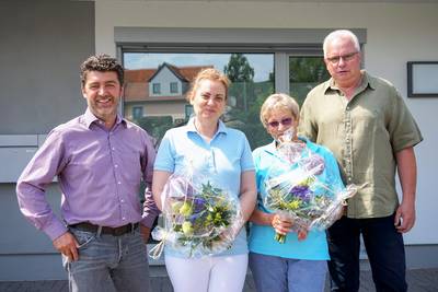 Verabschiedung von Frau Sander v. l. n. r.: Bauamtsleiter Thomas Hennicke, Frau Dr. medic Ariadna-Delia Luncan, Hausärztin Frau Manuela Sander, 1. Beigeordneter Uwe Rodeck © Karen Hartung Praxis Sander
