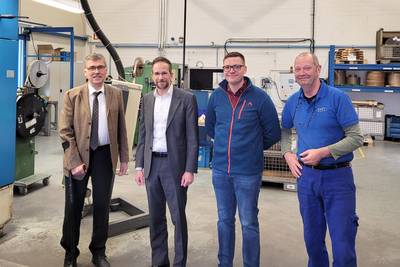 Landrat Reinhard Krebs, Geschäftsführer Tobias Rutenbeck, Bürgermeister Tim Rommert und Mitarbeiter Reinhard Senf beim Rundgang durch den Produktionsstrandort © Einheitsgemeinde Gerstungen fmt besuch
