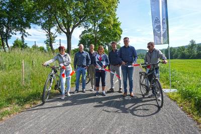 zweiter von links: Mathias Richter (Hauptamtsleiter Gerstungen), Sigrun Palinske (Regionalmanagement WWR e.V.), Sylvia Hartung (Vorstandsvorsitzende WWR e.V.), Thomas Hennicke (Bauamtsleiter Gerstungen), Tim Rommert (Bürgermeister Gerstungen) © K. Hartung radwegeröffnung1