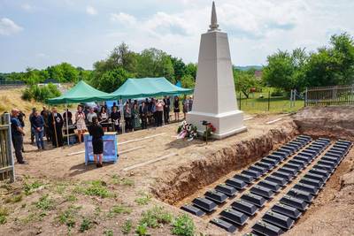 Trauerfeierlichkeit zur Einbettung der Toten aus dem Kriegsgefangenenlager Richelsdorfer Tal © Karen Hartung
