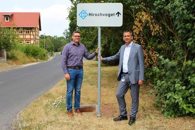 Bürgermeister Tim Rommert und Hirschvogel Werkleiter Thomas Walda bei der Einweihung des Wegweisers in Lindigshof © Hirschvogel fotohirschvogelschild