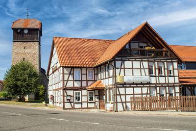 Elteschlösschen mit Kirche - Ein zentraler Platz in Förtha © Karen Hartung elteschlösschenneu