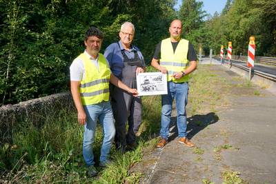 Ortsbegehung auf der „Trasse“ – vlnr: Bauamtsleiter Thomas Hennicke, Ortsteilbürgermeister von Oberellen, Hans-Werner Heichel und Bürgermeister Daniel Steffan © Karen Hartung trasse1