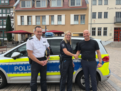 Wieder zwei Polizisten für Gerstungen Polizeirat Ronny Pommer, Leiter der Polizeiinspektion (PI) Eisenach, Polizeihauptmeisterin Peggy Bätzel und Bürgermeister Daniel Steffan