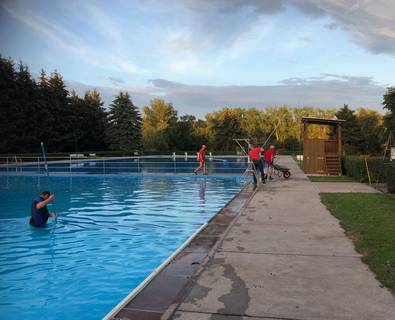 Schwimmbadvorbereitungen