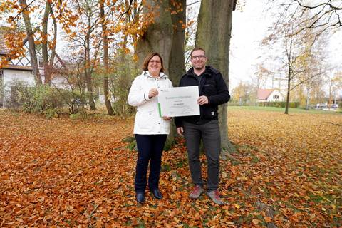 Bürgermeisterin Sylvia Hartung und Kollege Markus Gernke, der sich um den Erhalt der Fördermittel bemühte, sind froh, dass mit den Geldern einige kommunale Waldstücke wiederaufgeforstet werden können. ©K. Hartung ScheckBundeswaldprämie