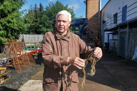 Klaus Schmidt zeigt Müll, in dem sich ein Jungstorch verfangen hat und zu Tode kam ©K. Hartung IMG 20220601 090911