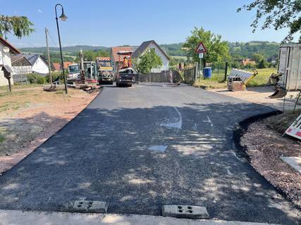 Herstellung der Straßenoberflächen in der Hagelgasse und Friedensteinstraße ©S. Ziehn 2023 06 12 asphalt hagelgasse