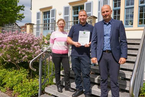 Das Foto zeigt Wladimir Sterkel (Mitte) gemeinsam mit der Sachgebietsleiterin des Ordnungsamtes, Doreen Stahl und Bürgermeister Daniel Steffan vor dem Rathaus. ©Karen Hartung wladimir sterkel bestellung