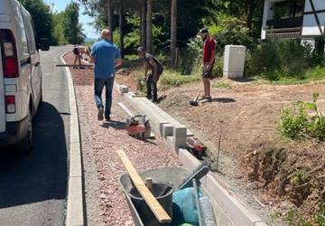 Oberhalb derBahn Straßenrand2