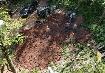 In der vergangenen Woche fand unter der Leitung von Joachim Kozlowski die Exhumierung der sterblichen Überreste von 74 sowjetischen Kriegsgefangenen im Richelsdorfer Tal bei Gerstungen statt. © Karen Hartung DJI 0188