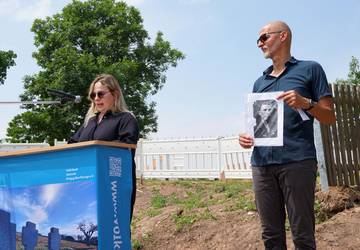 Anastasia S. blickt auf das Leben des Urgroßvaters zurück – rechts Herr Hug von der Kriegsgräberfürsorge mit dem Portrait von Fedor A. © K. Hartung