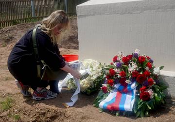 Die Enkeltochter von Fedor A. legt einen Kranz nieder. © Karen Hartung