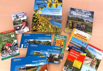 Zahlreiche Fahrradkarten warten auf tolle Ausflüge © Bibliothek Radkarten