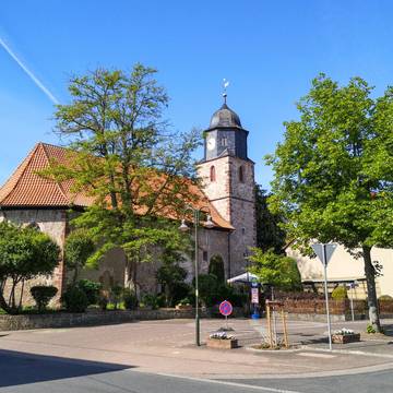 Dorfplatz mit Martinskirche in Lauchröden