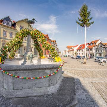 Storchenbrunnen mit Osterschmuck