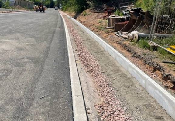 Oberhalb derBahn Straßenrand1