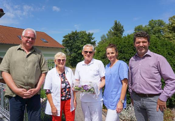 Verabschiedung von Herrn Dr. Büchner v. l. n. r.: Erster Beigeordneter Uwe Rodeck, Frau Angelika Büchner, Herr Dr. Klaus Büchner, Arzthelferin Silvana Beck und Bauamtsleiter Thomas Hennicke © Karen Hartung Praxis Dr. Büchner
