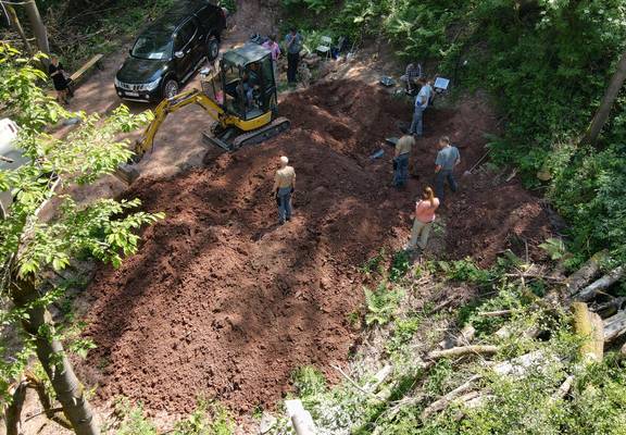 In der vergangenen Woche fand unter der Leitung von Joachim Kozlowski die Exhumierung der sterblichen Überreste von 74 sowjetischen Kriegsgefangenen im Richelsdorfer Tal bei Gerstungen statt. © Karen Hartung DJI 0188