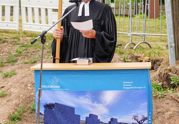 Pfarrer begleitet die Verstorbenen auf ihrer letzten Reise mit seinem Gesang des „Otche nasch“ = „Vaterunser“ auf kirchenslavisch. © Karen Hartung