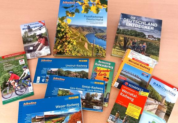Zahlreiche Fahrradkarten warten auf tolle Ausflüge © Bibliothek Radkarten