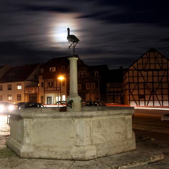 Storchenbrunnen mit Vollmond bei Nacht