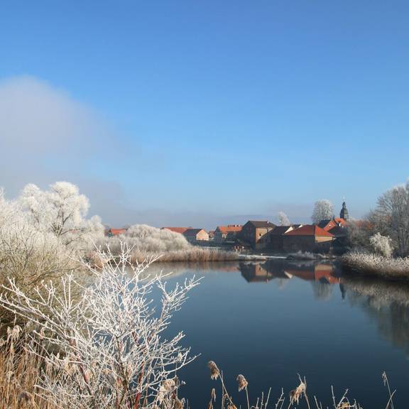 Winterlicher Blick auf Sallmannshausen mit Wehr