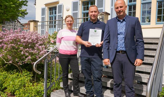 Das Foto zeigt Wladimir Sterkel (Mitte) gemeinsam mit der Sachgebietsleiterin des Ordnungsamtes, Doreen Stahl und Bürgermeister Daniel Steffan vor dem Rathaus. ©Karen Hartung wladimir sterkel bestellung