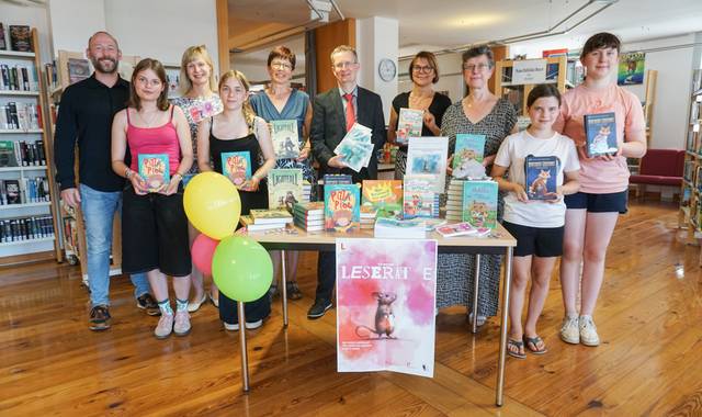 Die zum Projekt gehörenden Kinderbücher und Teilnahmehefte wurden der Bibliothek feierlich von Vertreterinnen und Vertretern der Wartburg-Sparkasse sowie der Landesfachstelle für Öffentliche Bibliotheken übergeben. ©Karen Hartung dsc00729